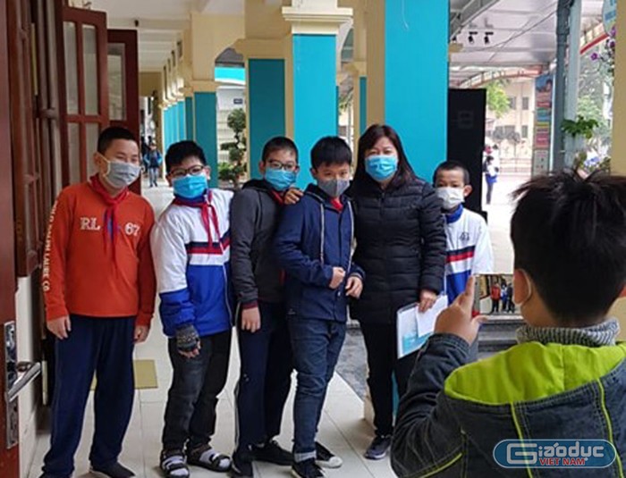 Học sinh Trường tiểu học Dư Hàng (quận Lê Chân) chụp ảnh tuyên truyền phòng chống dịch bệnh (Ảnh: CTV)