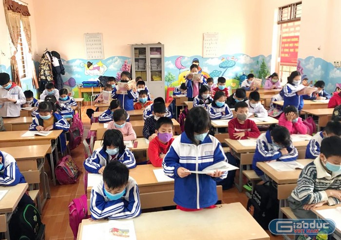 Học sinh Trường tiểu học Hải Thành (quận Dương Kinh) tự tin đến trường học tập bình thường. (Ảnh: LT)