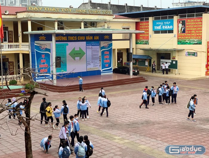 Học sinh Trường Trung học cơ sở Chu Văn An (quận Ngô Quyền) được tuyên truyền phòng, chống dịch Corona trong giờ ra chơi (Ảnh: BT)