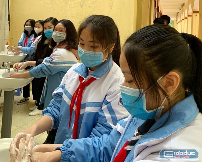 Các em học sinh Trường Trung học cơ sở Chu Văn An (quận Ngô Quyền) rửa tay diệt khuẩn bằng xà phòng (Ảnh: BT)