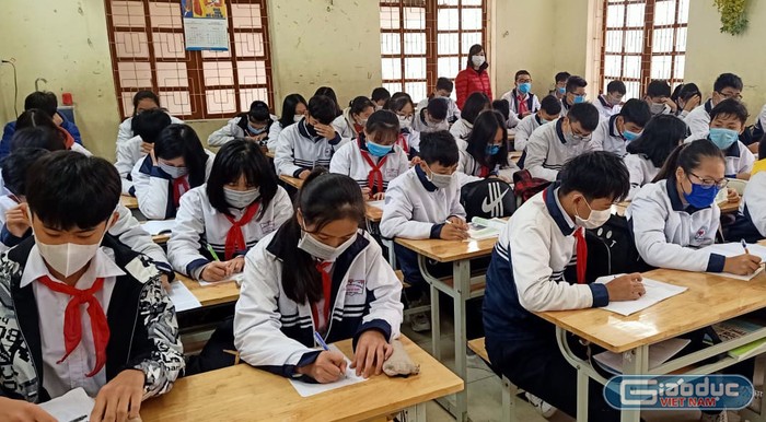 Học sinh Trường Trung học cơ sở An Dương (huyện An Dương) đeo khẩu trang quay trở lại trường học (Ảnh: LT)