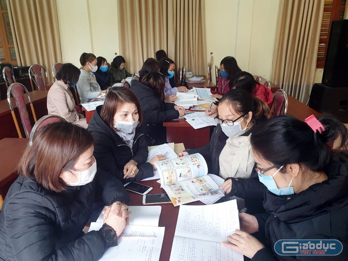 Giáo viên Trường Tiểu học Hải Thành (quận Dương Kinh, Hải Phòng) bàn các phương pháp giúp học sinh tự học ở nhà hiệu quả (Ảnh: LT)