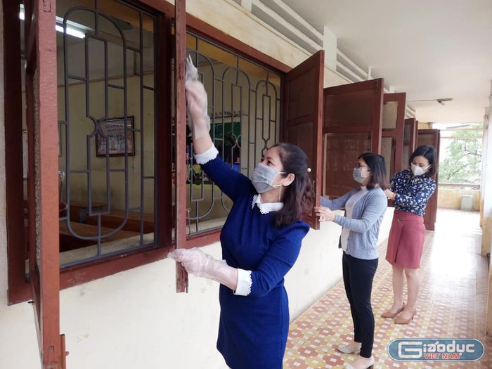 Giáo viên Trường Trung học phổ thông Hàng Hải lau chùi phòng học để chuẩn bị đón học sinh quay lại trường (Ảnh: LT)