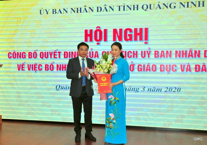 Ông Nguyễn Văn Thắng, Chủ tịch Ủy ban nhân dân tỉnh Quảng Ninh trao quyết định bổ nhiệm có thời hạn chức vụ Giám đốc Sở Giáo dục và Đào cho bà Nguyễn Thị Thúy (Ảnh: CTV)