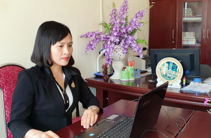 Cô giáo Nhữ Thị Luyến chuẩn bị bài giảng để lên lớp dạy trực tuyến cho học sinh (Ảnh: LT)
