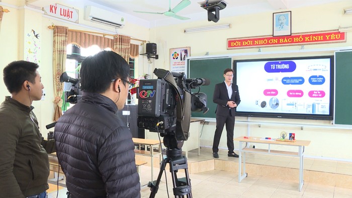 Học sinh lớp 12 tại Quảng Ninh được ôn tập trên sóng truyền hình tỉnh (Ảnh: CTV)