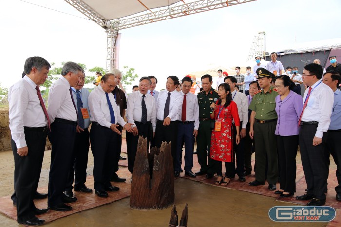 Thủ tướng Nguyễn Xuân Phúc dự lễ khởi công Dự án xây dựng đường vào và Khu bảo tồn Bãi cọc Cao Quỳ. (Ảnh: CTV)