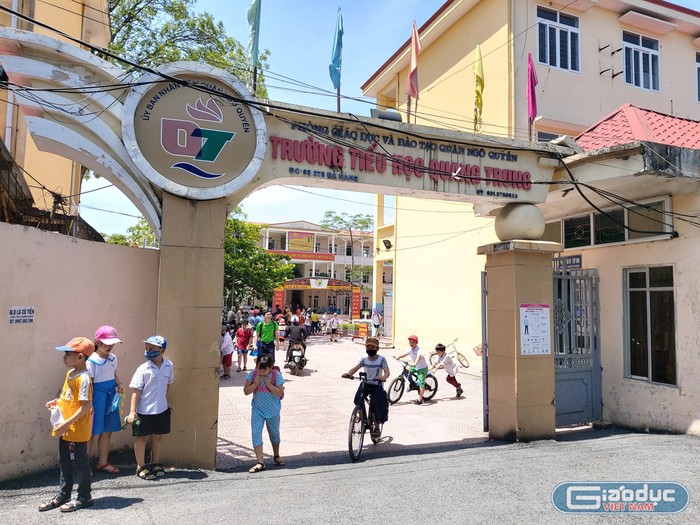 Nhiều học sinh không ăn bán trú tại Trường Tiểu học Quang Trung được phụ huynh đón về nhà và tới trường vào đầu giờ chiều (Ảnh: Lã Tiến)