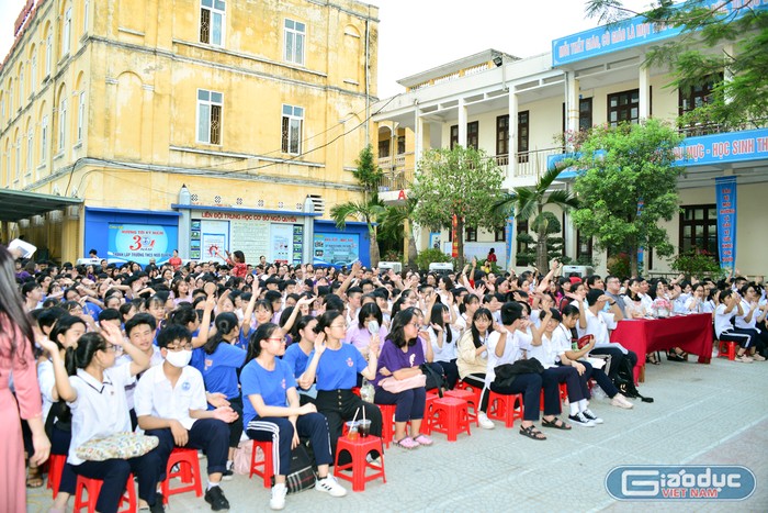 Các em học sinh lớp 9 Trường Trung học cơ sở Ngô Quyền (quận Lê Chân, Hải Phòng) được tư vấn thi vào lớp 10 phù hợp với năng lực của học sinh (Ảnh: Lã Tiến)