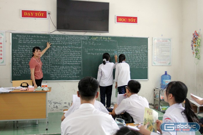 Các em học sinh Trường Trung học cơ sở An Đà được giáo viên cho luyện đề Ngữ Văn tổng hợp (Ảnh: Lã Tiến)