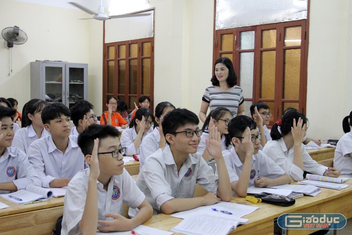 Mặc dù thời tiết nắng nóng nhưng các em học sinh Trường Trung học cơ sở Lê Hồng Phong vẫn hăng say ôn tập (Ảnh: Lã Tiến)