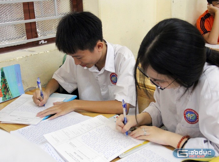 Mặc dù thời tiết nắng nóng nhưng các em học sinh Trường Trung học cơ sở Lê Hồng Phong vẫn hăng say ôn tập (Ảnh: Lã Tiến)