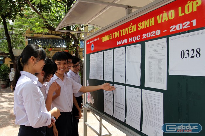 Học sinh Trường Trung học cơ sở An Đà (quận Ngô Quyền, Hải Phòng) tìm hiểu thông tin tuyển sinh vào lớp 10 (Ảnh: Lã Tiến)