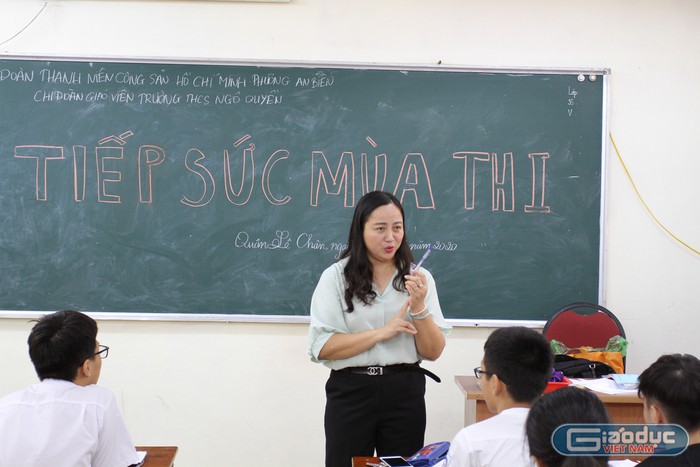 Cô giáo Nguyễn Thị Thu Hương, Hiệu trưởng Trường Trung học cơ sở Ngô Quyền động viên các em học sinh trước kỳ thi vào lớp 10 (Ảnh: Lã Tiến)