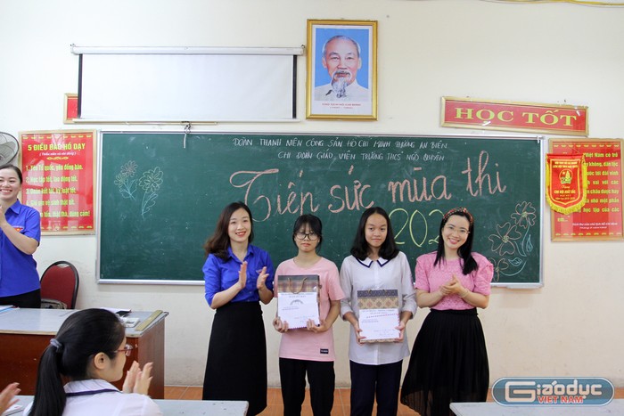 Lãnh đạo Quận đoàn Lê Chân, đại diện Phòng Giáo dục và Đào tạo quận tặng quà cho học sinh có hoàn cảnh khó khăn (Ảnh: Lã Tiến)