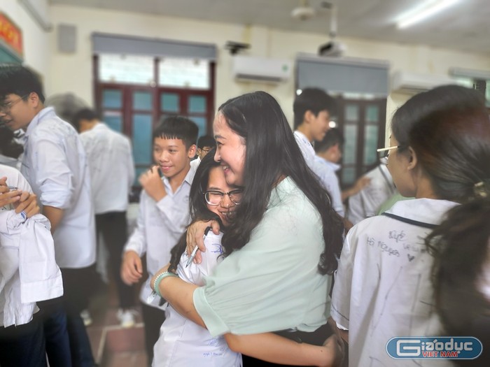 Cô giáo Nguyễn Thị Thu Hương luôn quan tâm động viên và dành nhiều tình cảm cho học sinh (Ảnh: Lã Tiến)