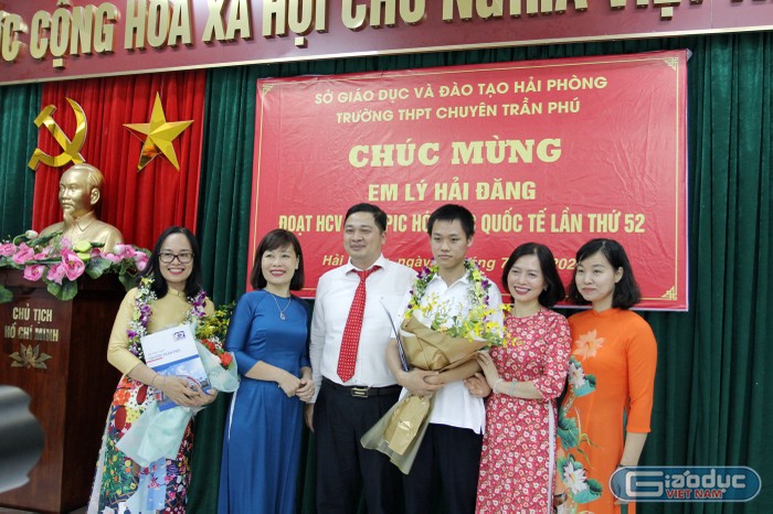 Thầy giáo Đoàn Thái Sơn, Hiệu trưởng Trường trung học phổ thông chuyên Trần Phú cùng Ban giám hiệu chúc mừng em Lý Hải Đăng (Ảnh: Lã Tiến)