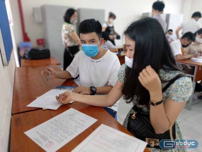Học sinh viết thông tin vào hồ sơ nhập học tại Trường trung học phổ thông chuyên Trần Phú (Ảnh: Lã Tiến)