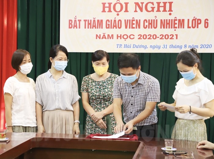 Trường Trung học cơ sở Lê Quý Đôn (thành phố Hải Dương) tổ chức bốc thăm giáo viên chủ nhiệm (Ảnh: Báo Hải Dương)