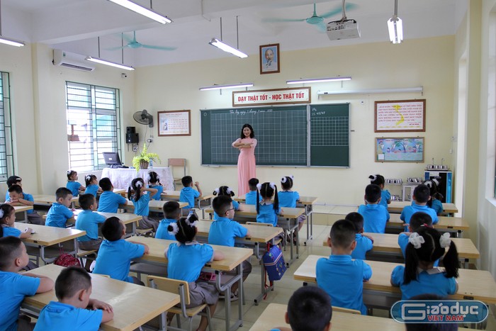Giáo viên đang dạy lớp 1 đều được đào tạo để dạy theo sách giáo khoa. (Ảnh minh họa: Lã Tiến)