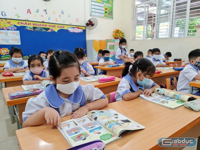 Học sinh Trường Tiểu học Đinh Tiên Hoàng (quận Hồng Bàng) nhanh chóng tiếp cận với sách giáo khoa lớp 1 mới (Ảnh: Lã Tiến)