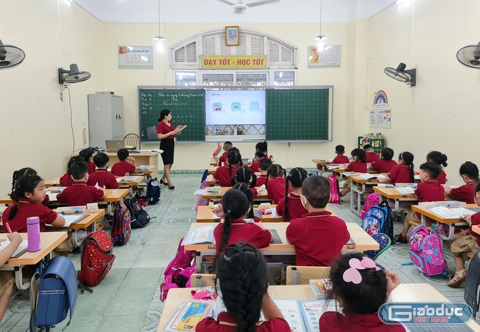 Cô và trò Trường Tiểu học Nguyễn Tri Phương (quận Hồng Bàng, Hải Phòng) hứng thú với dạy và học sách giáo khoa mới (Ảnh: Lã Tiến)