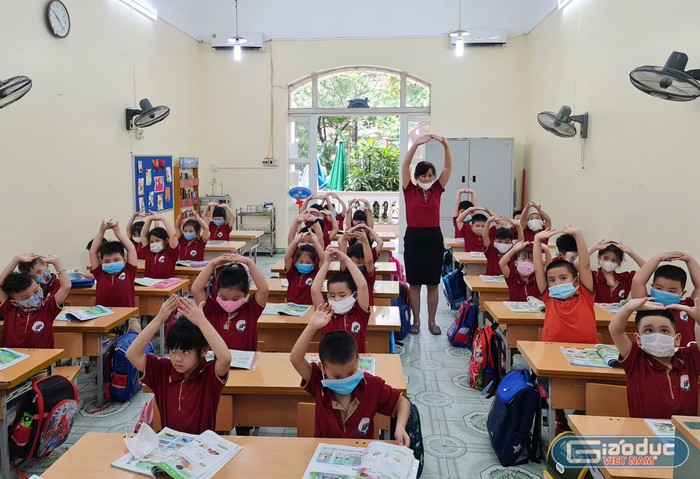 Các em học sinh lớp 1 Trường Tiểu học Nguyễn Tri Phương tiếp cận với phương pháp dạy học mới (Ảnh: Lã Tiến)