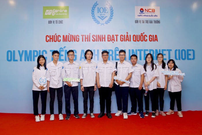 Em Trần Huy Phong (thứ 4 từ trái sang) xuất sắc đạt 8.5 IELTS chỉ sau 1,5 tháng ôn thi (Ảnh: Nhân vật cung cấp)