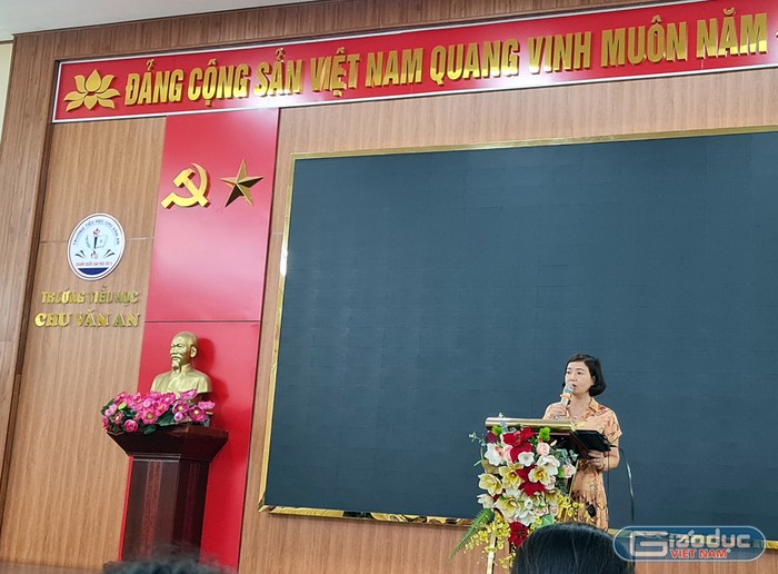 Cô giáo Phạm Thị Diện, Hiệu trưởng Trường Tiểu học Chu Văn An phát biểu tại buổi tập huấn (Ảnh: Lã Tiến)
