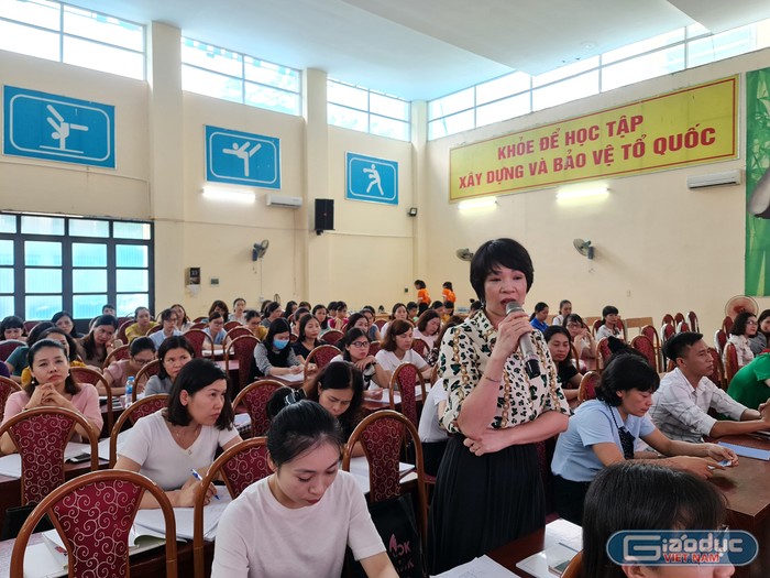 Giáo viên Trường Tiểu học Chu Văn An chia sẻ quan điểm của mình sau buổi tập huấn (Ảnh: Lã Tiến)