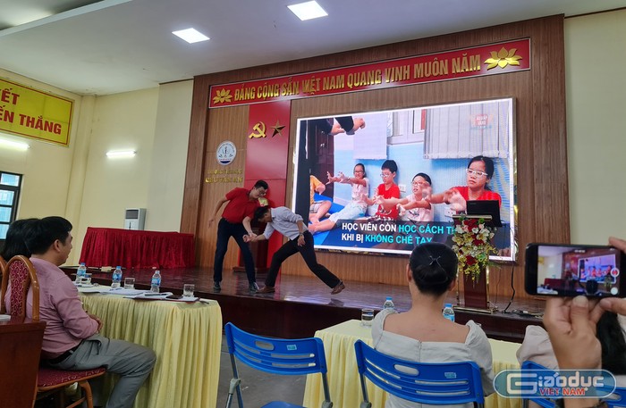 Thạc sĩ Nguyễn Phồn Hưng chia sẻ kỹ năng thoát hiểm khi con trẻ bị bắt cóc (Ảnh: Lã Tiến)
