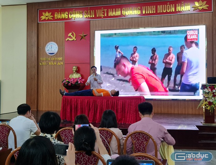 Thạc sĩ Nguyễn Phồn Hưng chia sẻ kỹ năng cứu người bị đuối nước (Ảnh: Lã Tiến)