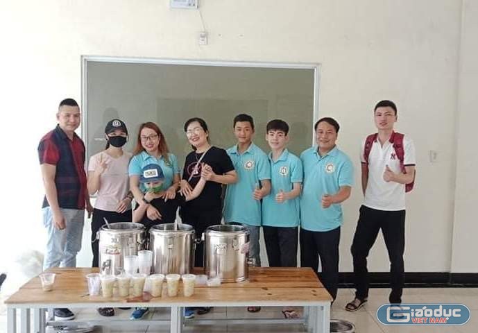 Cô giáo Nguyễn Hà Xuyên (thứ 3 từ trái sang) tích cực tham gia các hoạt động thiện nguyện tại địa phương (Ảnh: Nhân vật cung cấp)