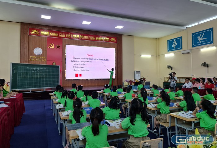Tiết dạy tiếng Việt của cô giáo Đồng Thị Lan Phương (Trường Tiểu học Nguyễn Du, quận Ngô Quyền) Ảnh: Lã Tiến
