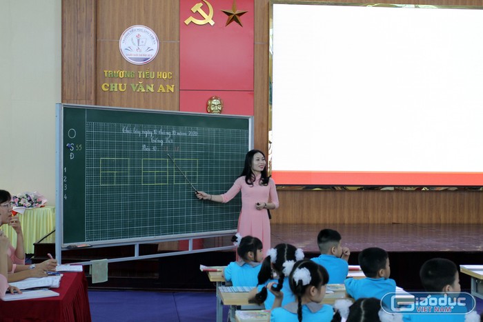 Tiết dạy của cô Doãn Thu Linh, giáo viên Trường Tiểu học Chu Văn An thành công, được đồng nghiệp biểu dương (Ảnh: Lã Tiến)