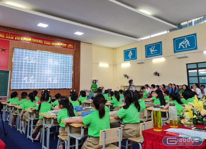 Tiết dạy của cô giáo Đồng Thị Lan Phương được các cán bộ, đồng nghiệp đánh giá cao (Ảnh: Lã Tiến)