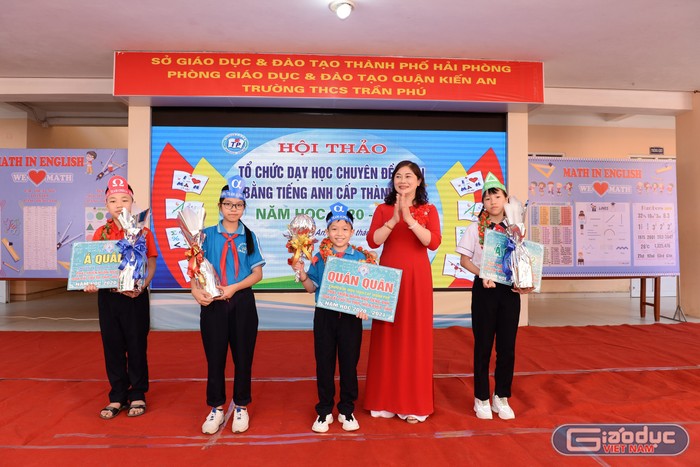 Cô giáo Nguyễn Thị Tuyết Lan, Hiệu trưởng Trường Trung học cơ sở Trần Phú trao giải cho các đội đoạt giải (Ảnh: TL)