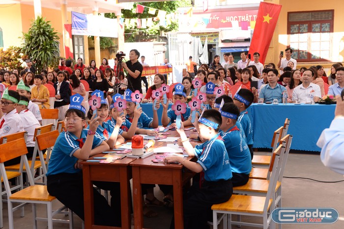 Học sinh Trường Trung học cơ sở Trần Phú hứng thú với việc dạy Toán bằng tiếng Anh (Ảnh: TL)