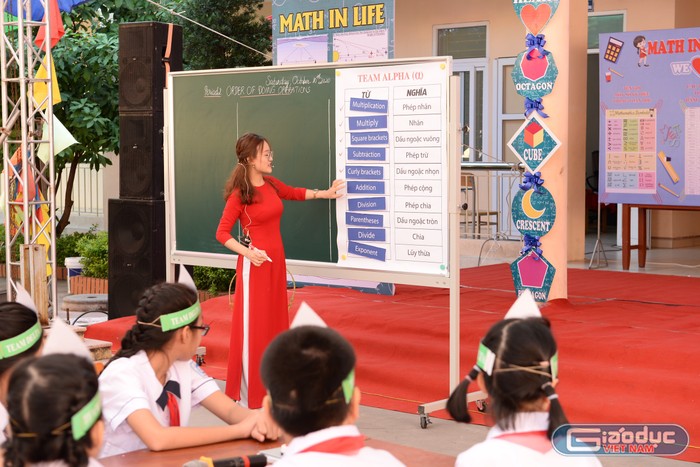 Cô giáo Lương Thị Lâm An sử dụng tiếng Anh để dạy Toán giúp các em học sinh rèn được kỹ năng &quot;nghe, nói, đọc, viết bằng tiếng Anh (Ảnh: TL)