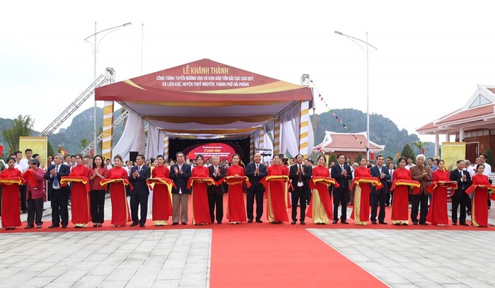 Thủ tướng Chính phủ Nguyễn Xuân Phúc cùng các đại biểu cắt băng khánh thành công trình tuyến đường vào và khu bảo tồn bãi cọc Cao Quỳ (huyện Thủy Nguyên, Hải Phòng) (Ảnh: CTV)