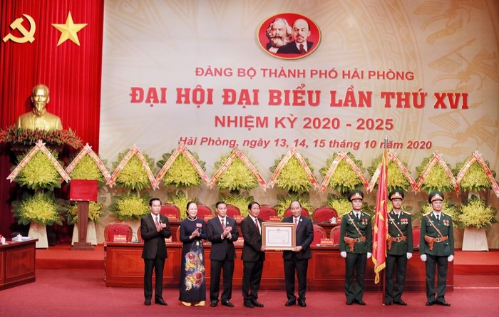 Thủ tướng Chính phủ Nguyễn Xuân Phúc trao Huân chương Hồ Chí Minh cho Đảng bộ, chính quyền, quân và dân thành phố Hải Phòng. (Ảnh: CTV)
