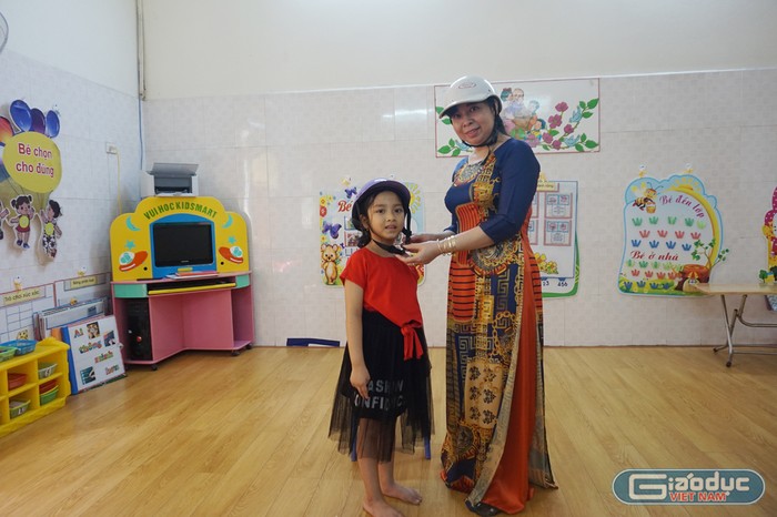 Cô giáo Phạm Thị Lý chú trọng rèn kỹ năng tự bảo vệ bản thân cho trẻ (Ảnh: Lã Tiến)
