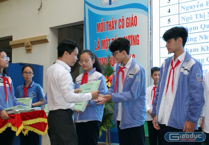 Thầy giáo Trịnh Doãn Toản, Hiệu trưởng Trường Trung học cơ sở Hồng Bàng trao phần thưởng động viên các em học sinh có thành tích xuất sắc trong tháng 10 (ảnh: Lã Tiến)