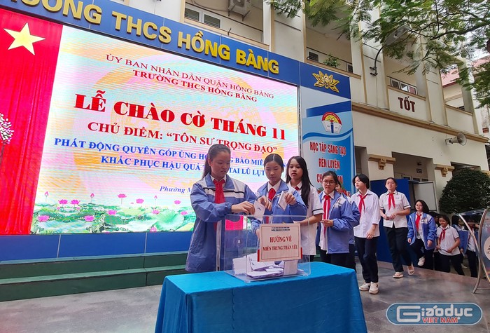 Các em học sinh Trường Trung học cơ sở Hồng Bàng cũng tích cực tham gia ủng hộ đồng bào miền Trung bị lũ lụt (Ảnh: Lã Tiến)