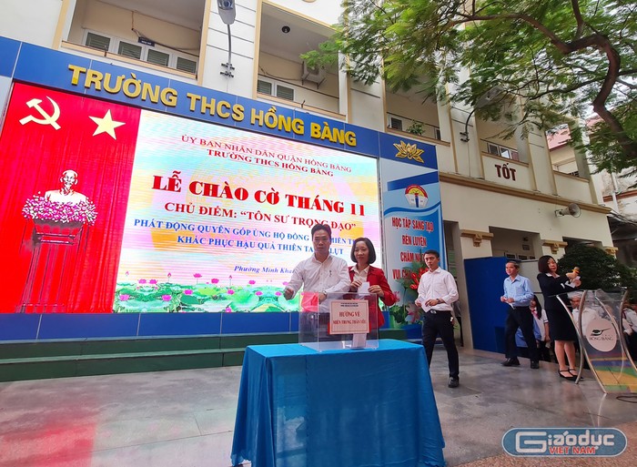 Cán bộ, giáo viên Trường Trung học cơ sở Hồng Bàng quyên góp ủng hộ đồng bào miền Trung (Ảnh: Lã Tiến)