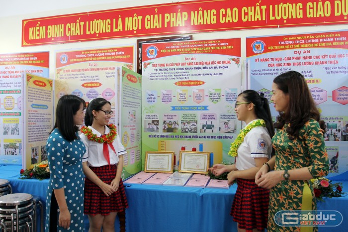 Học sinh Trường Trung học cơ sở Lương Khánh Thiện thuyết trình về dự án khoa học kỹ thuật tham dự cuộc thi (Ảnh: Lã Tiến)