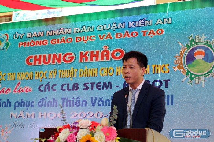 Ông Vũ Xuân Phúc, Trưởng phòng Giáo dục và Đào tạo quận Kiến An (Hải Phòng) phát biểu tại cuộc thi (Ảnh: Lã Tiến)
