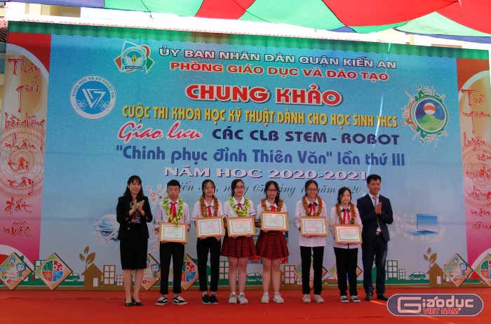 Lãnh đạo quận Kiến An, Phòng Giáo dục và Đào tạo quận trao giải cho các đội thi (Ảnh: Lã Tiến)