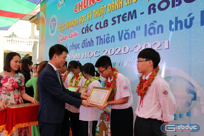 Lãnh đạo quận Kiến An, Phòng Giáo dục và Đào tạo quận trao giải cho các đội thi (Ảnh: Lã Tiến)