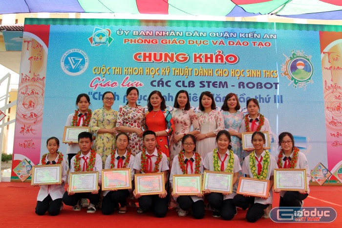 Cô và trò Trường Trung học cơ sở Trần Phú tham dự cuộc thi năm nay (ảnh: Lã Tiến)